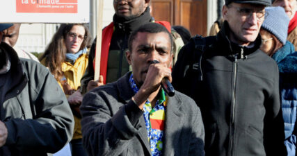 image article Devant la préfecture de Grenoble : « Au secours, ça suffit ! »