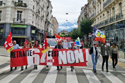 image article Grenoble. Retraites, emplois, salaires… Les manifestants présentent la facture au Medef