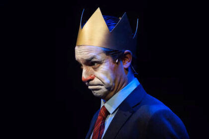 image article La Rampe-Echirolles. La Vie et la mort de Jacques Chirac, roi des Français. Décapant !