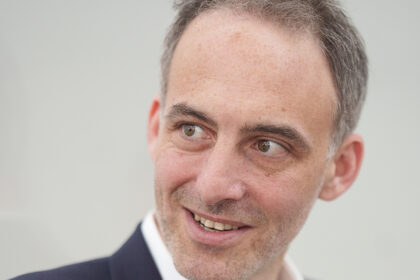 image article La gauche interpelle Raphaël Glucksmann : « Place publique va-t-elle s’allier avec la droite ? »