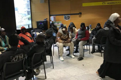 image article Grenoble. Des familles expulsées occupent le siège de la Métropole