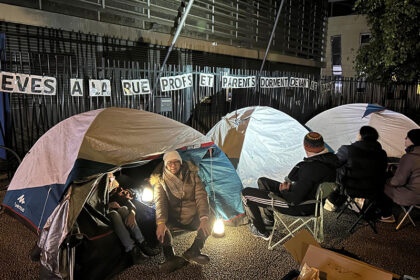 image article Grenoble. Une famille et ses soutiens sous des tentes devant le collège Vercors